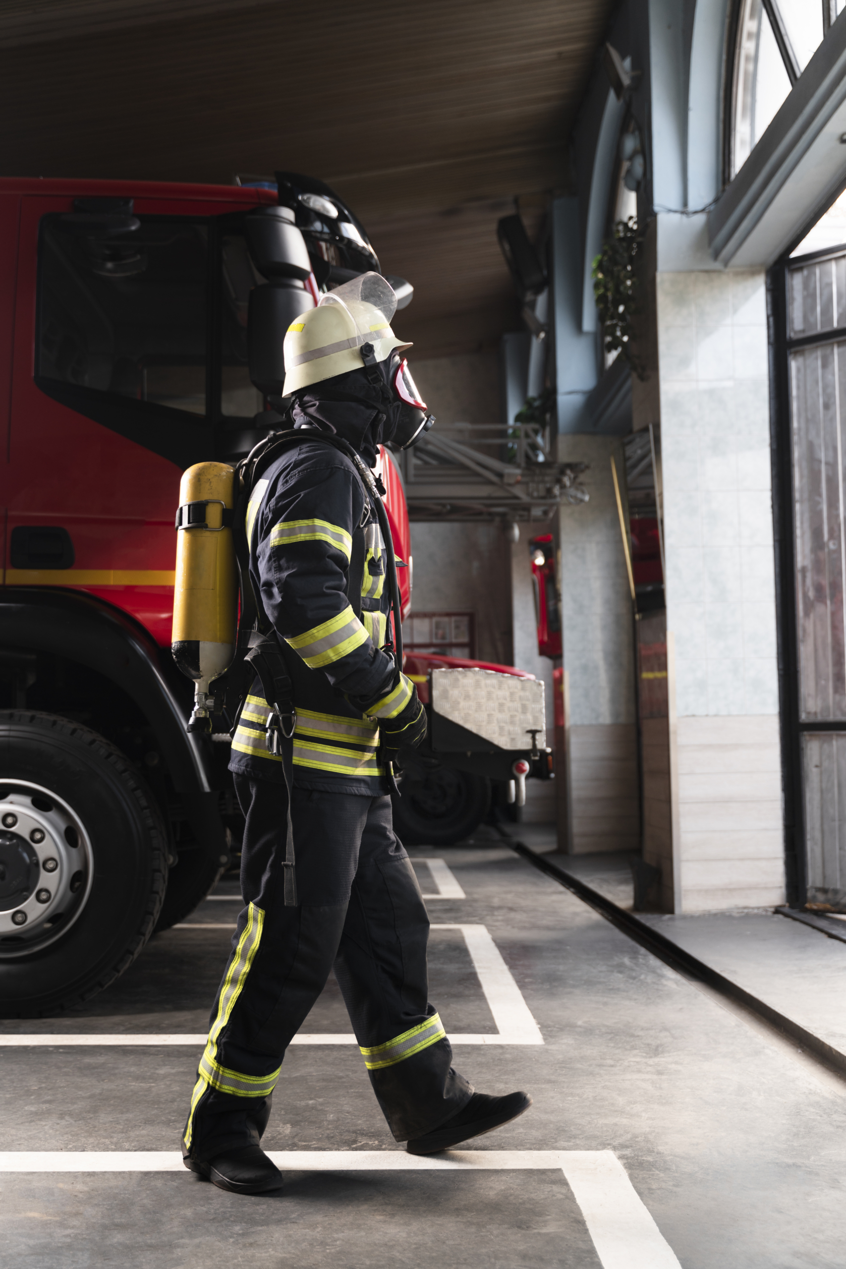 bombero-estacion-equipado-traje-protector-mascara-contra-incendios